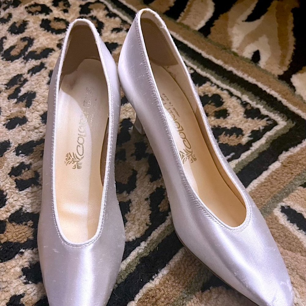 COLORIFICS WHITE SATIN POINTED TOE HEELS SIZE 7